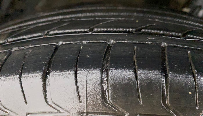 2017 Maruti Swift VXI, Petrol, Manual, 99,645 km, Left Front Tyre Tread