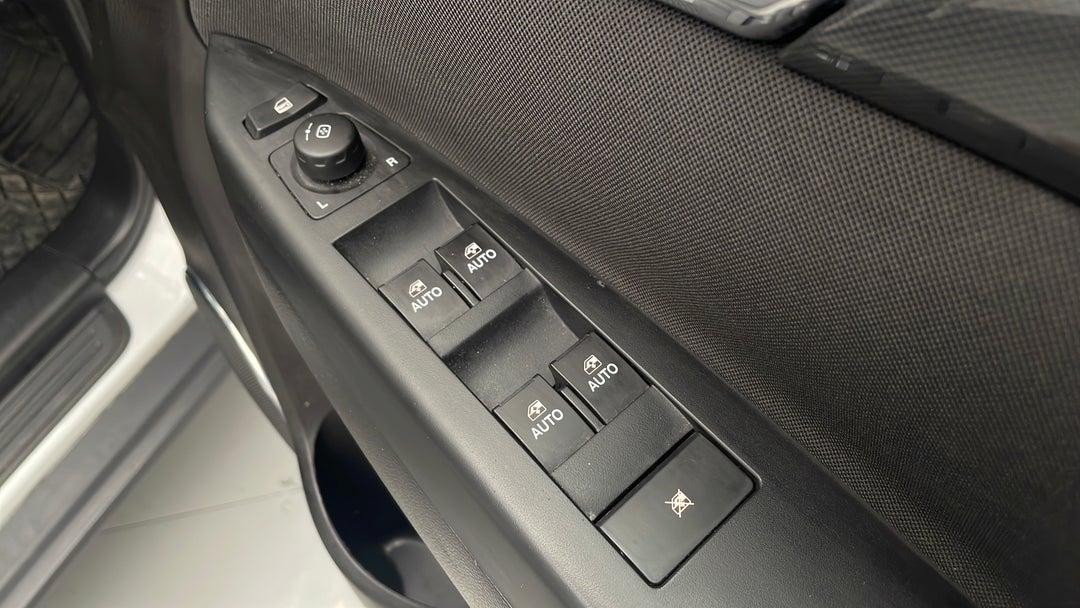 2015 Holden Captiva 5 Lt (fwd), Automatic, 90049 km, Drivers Side Door Panel Controls