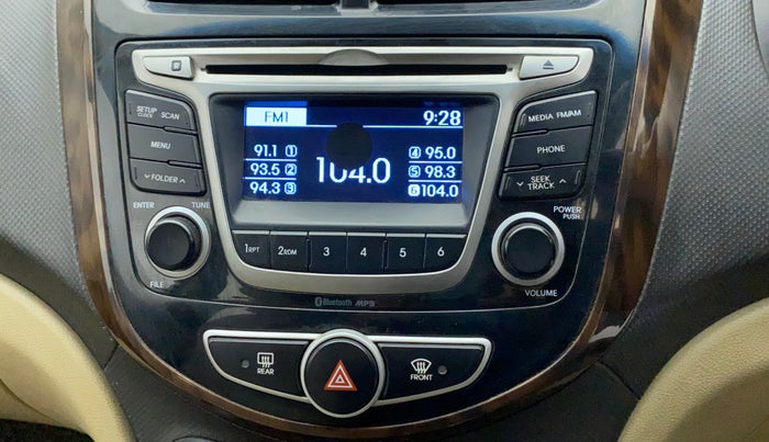 2017 Hyundai Verna 1.6 CRDI S, Diesel, Manual, 98,945 km, Infotainment system - Dispalyhas spot on screen