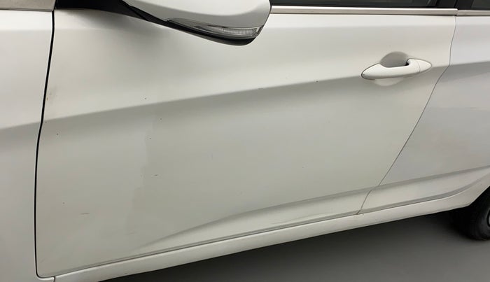 2017 Hyundai Verna 1.6 CRDI S, Diesel, Manual, 98,945 km, Front passenger door - Minor scratches