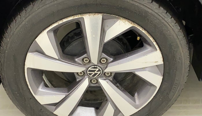 2022 Volkswagen TAIGUN TOPLINE 1.0 TSI MT, Petrol, Manual, 14,449 km, Right rear tyre - Minor scratches