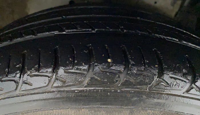2016 Maruti Ciaz VXI, Petrol, Manual, 66,862 km, Left Front Tyre Tread