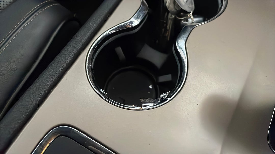 2015 Jeep Grand Cherokee Overland (4x4), Automatic, 140564 km, Center Console Wear