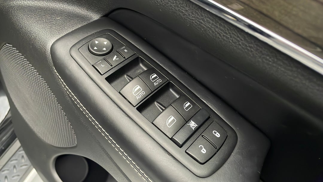 2015 Jeep Grand Cherokee Overland (4x4), Automatic, 140564 km, Drivers Side Door Panel Controls