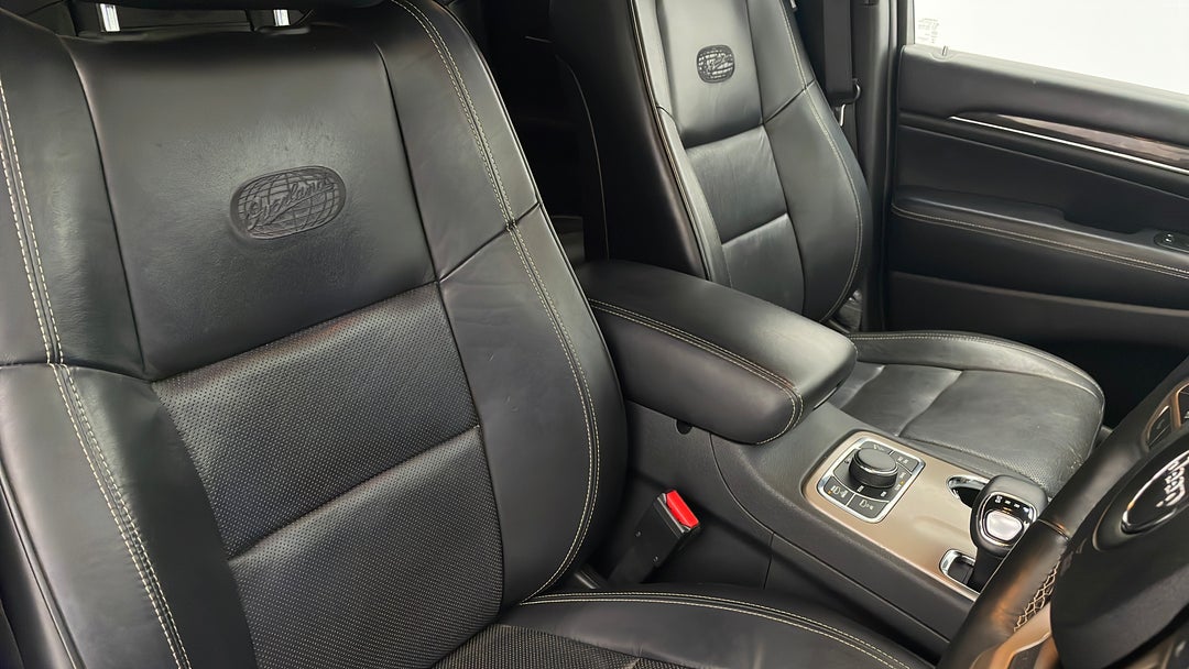 2015 Jeep Grand Cherokee Overland (4x4), Automatic, 140564 km, Right Side Front Door Cabin View
