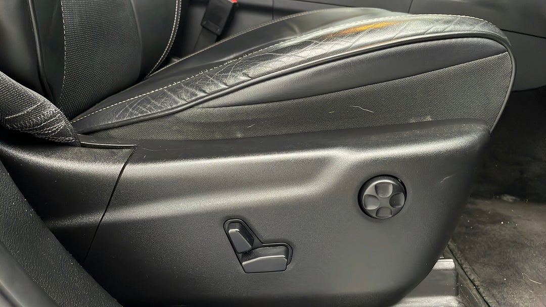 2015 Jeep Grand Cherokee Overland (4x4), Automatic, 140564 km, Drivers Side Adjustment Panel