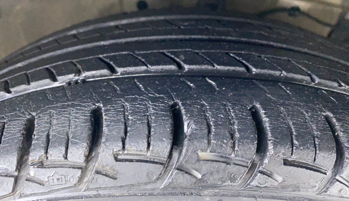 2015 Maruti Ciaz VXI PLUS, Petrol, Manual, 76,262 km, Right Front Tyre Tread