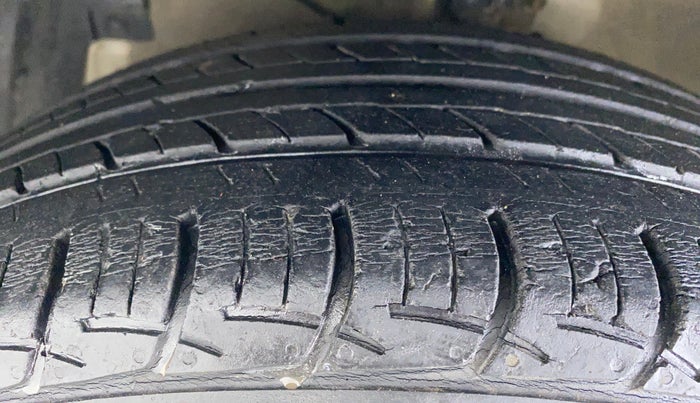 2015 Maruti Ciaz VXI PLUS, Petrol, Manual, 76,262 km, Left Front Tyre Tread