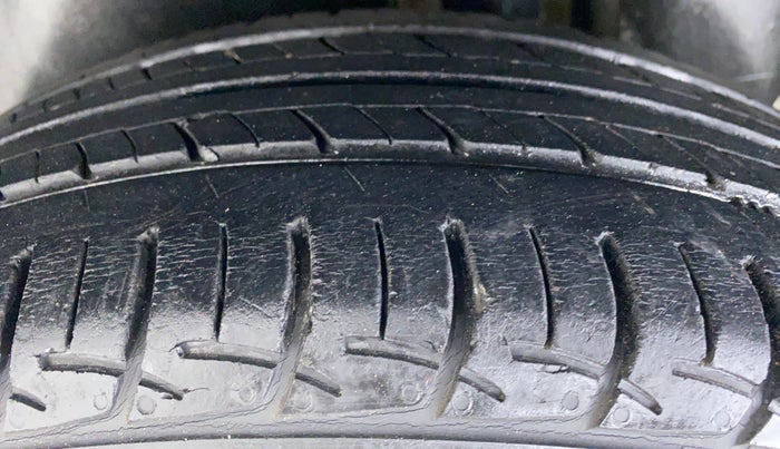 2015 Maruti Ciaz VXI PLUS, Petrol, Manual, 76,262 km, Left Rear Tyre Tread
