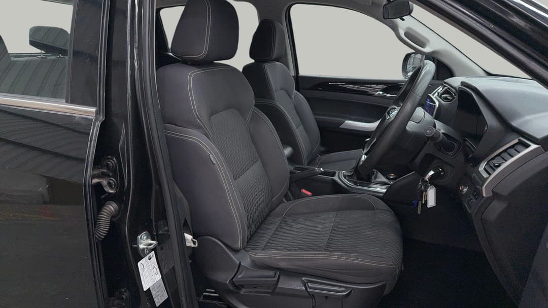 2022 LDV T60 Max Pro (4x4), Manual, 100769 km, Right Side Front Door Cabin View
