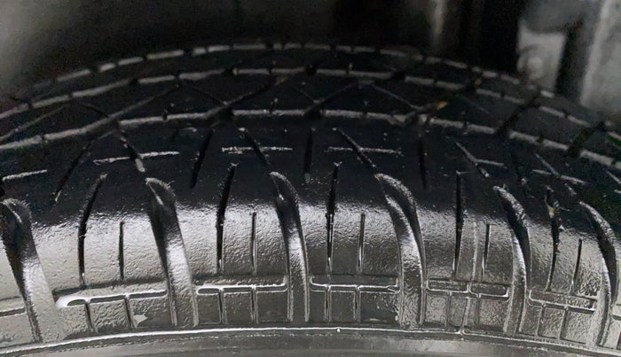 2017 Maruti Swift LXI OPT, Petrol, Manual, 25,227 km, Left Rear Tyre Tread
