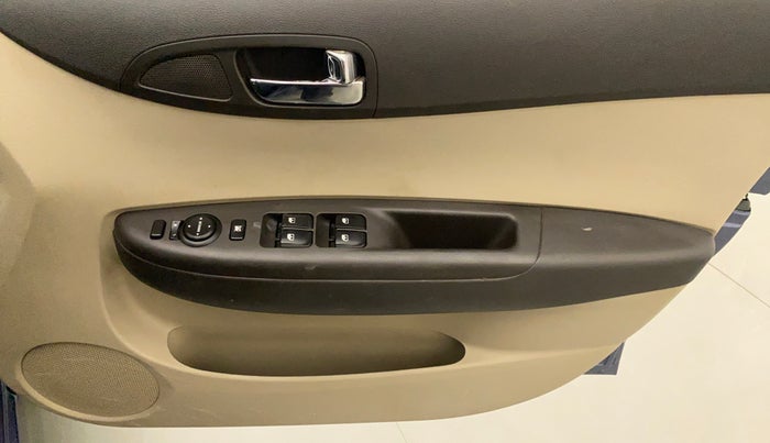 2013 Hyundai i20 MAGNA (O) 1.2, CNG, Manual, 52,084 km, Driver Side Door Panels Control