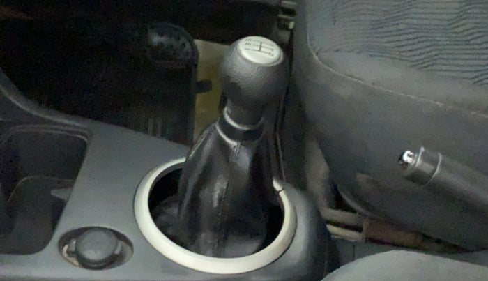 2011 Maruti Swift VXI, Petrol, Manual, 76,529 km, Gear lever - Boot cover slightly torn