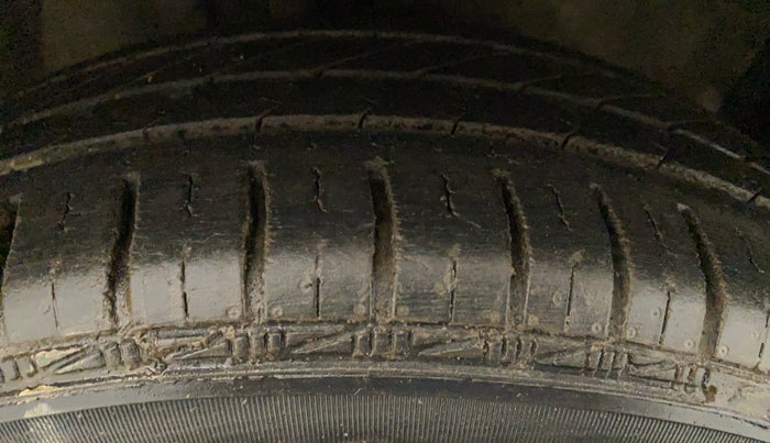 2011 Maruti Swift VXI, Petrol, Manual, 76,529 km, Right Front Tyre Tread