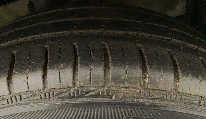 2011 Maruti Swift VXI, Petrol, Manual, 76,529 km, Left Front Tyre Tread