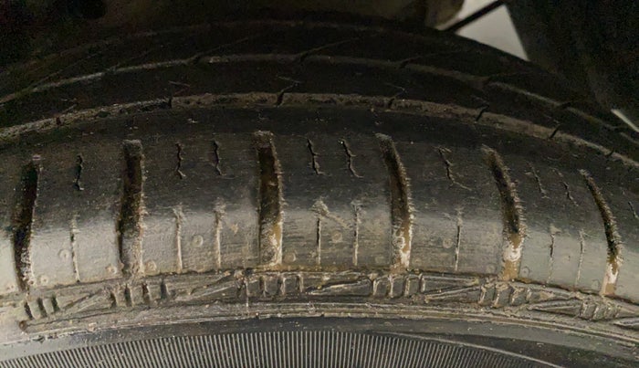 2011 Maruti Swift VXI, Petrol, Manual, 76,529 km, Left Rear Tyre Tread