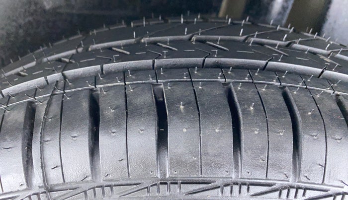 2017 Maruti Dzire VXI, CNG, Manual, 59,544 km, Left Rear Tyre Tread
