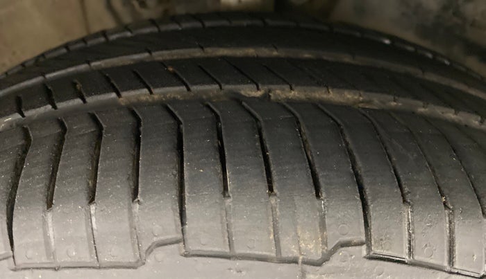 2012 Skoda Rapid ELEGANCE 1.6 MPFI MT, Petrol, Manual, 45,481 km, Right Front Tyre Tread