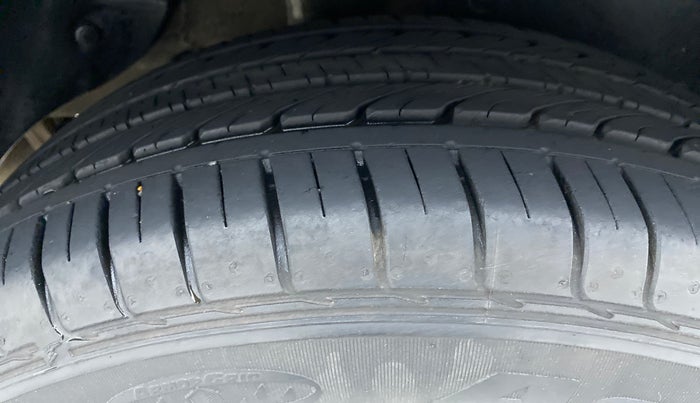 2016 Hyundai Creta SX PLUS 1.6 PETROL, Petrol, Manual, 10,667 km, Right Rear Tyre Tread