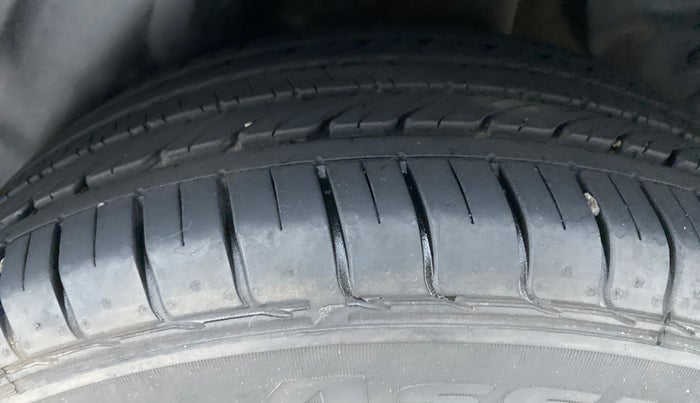 2016 Hyundai Creta SX PLUS 1.6 PETROL, Petrol, Manual, 10,667 km, Left Rear Tyre Tread
