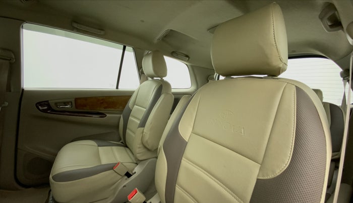 2014 Toyota Innova 2.5 VX 7 STR, Diesel, Manual, 98,210 km, Right Side Rear Door Cabin