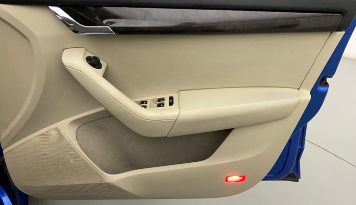 2015 Skoda Octavia ELEGANCE 2.0 TDI CR AT, Diesel, Automatic, 82,815 km, Driver Side Door Panels Control