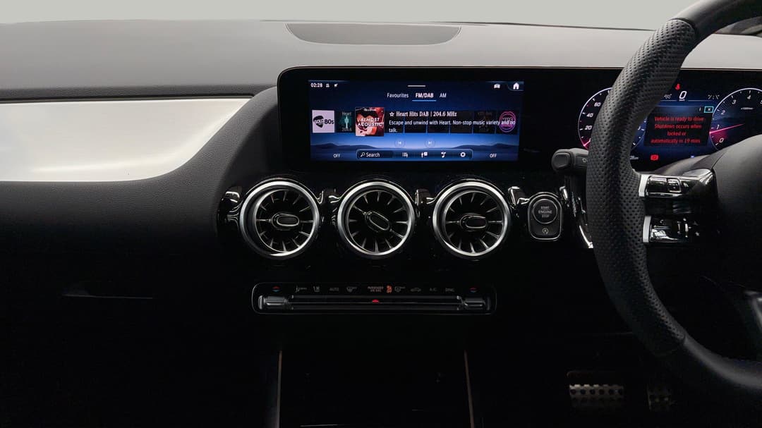 2025 Mercedes-benz GLA 200, Automatic, 6799 km, Center Console