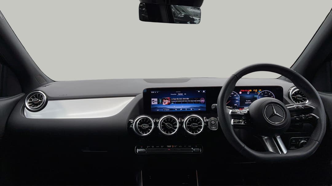 2025 Mercedes-benz GLA 200, Automatic, 6799 km, Dashboard View