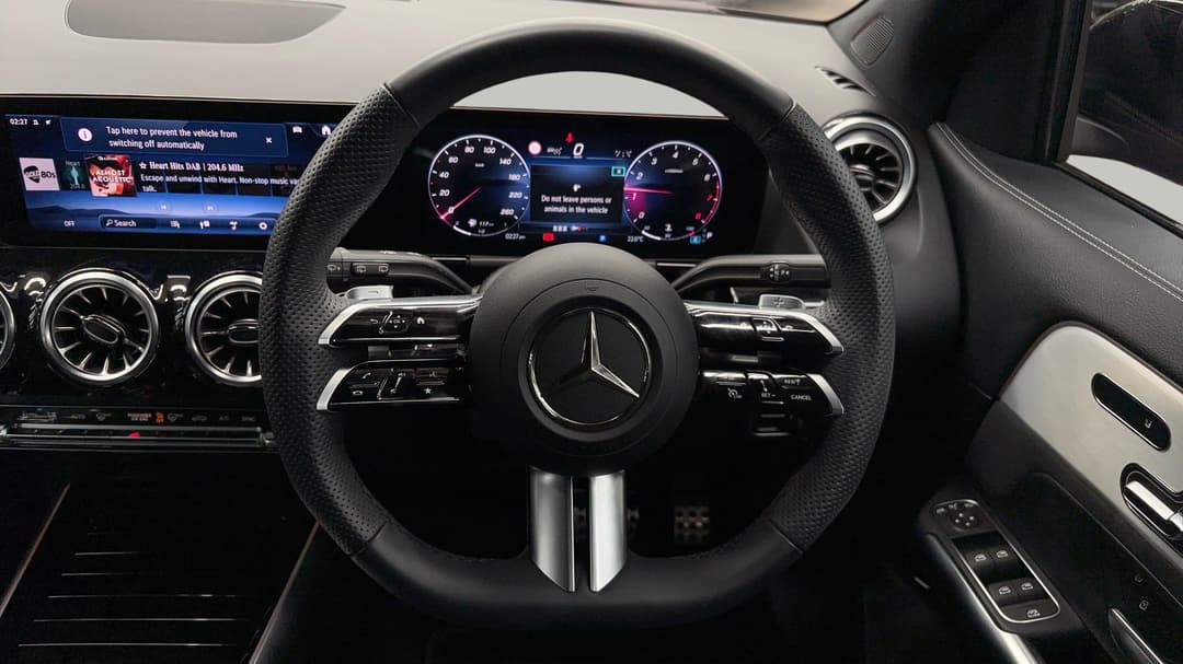 2025 Mercedes-benz GLA 200, Automatic, 6799 km, Steering Wheel Close-up