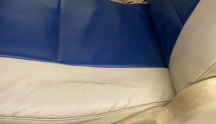 2014 Maruti Ertiga VXI CNG, CNG, Manual, 89,029 km, Second-row left seat - Cover slightly torn