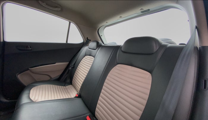 2016 Hyundai Grand i10 MAGNA 1.2 VTVT, Petrol, Manual, 63,674 km, Right Side Door Cabin View