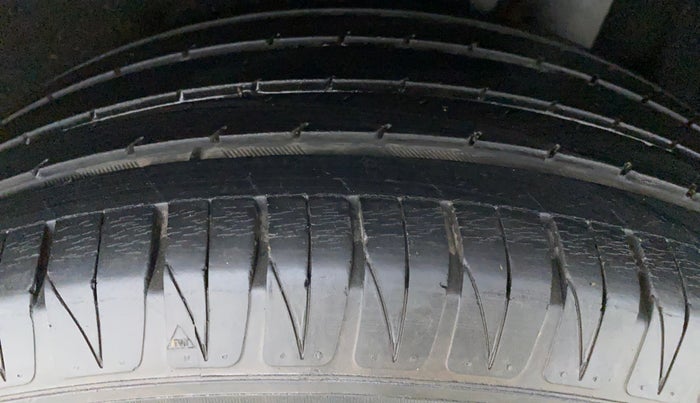 2016 Maruti Vitara Brezza ZDI PLUS DUAL TONE, Diesel, Manual, 52,068 km, Left Rear Tyre Tread