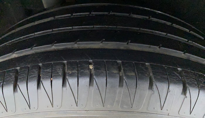 2016 Maruti Vitara Brezza ZDI PLUS DUAL TONE, Diesel, Manual, 52,068 km, Right Rear Tyre Tread