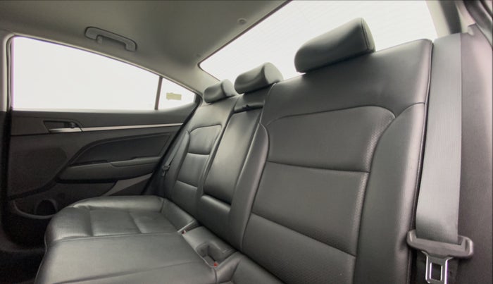2016 Hyundai New Elantra 2.0 SX (O) AT, Petrol, Automatic, 31,476 km, Right Side Rear Door Cabin
