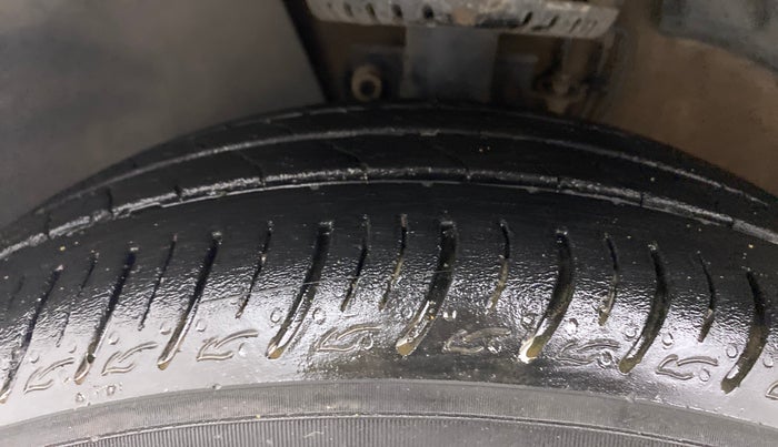 2016 Volkswagen Ameo HIGHLINE1.2L, Petrol, Manual, 68,509 km, Left Front Tyre Tread