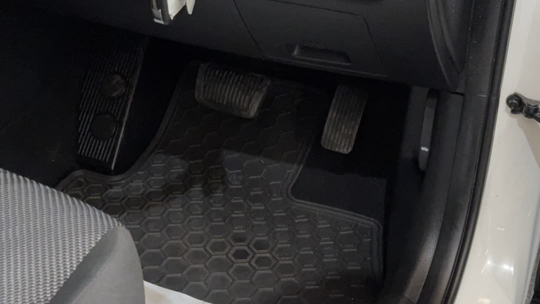 2025 Kia Seltos S (FWD), Automatic, 26135 km, Pedals and Footmat