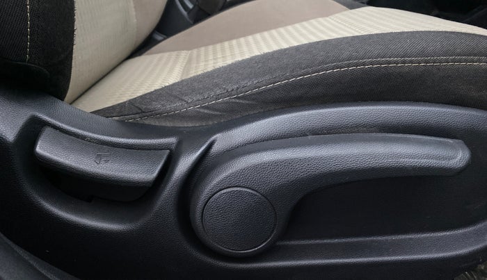 2019 Hyundai Elite i20 1.2  ASTA (O) CVT, Petrol, Automatic, 31,814 km, Driver Side Adjustment Panel