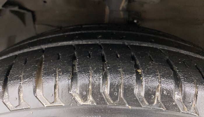 2015 Maruti Ciaz ZDI SHVS, Diesel, Manual, 83,846 km, Left Front Tyre Tread