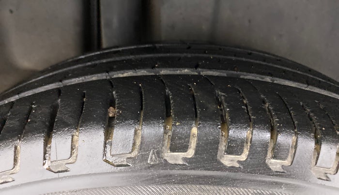 2015 Maruti Ciaz ZDI SHVS, Diesel, Manual, 83,846 km, Right Rear Tyre Tread