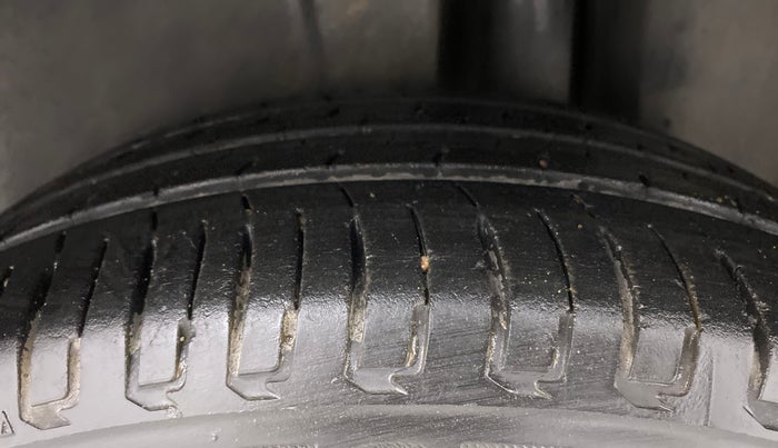 2015 Maruti Ciaz ZDI SHVS, Diesel, Manual, 83,846 km, Left Rear Tyre Tread