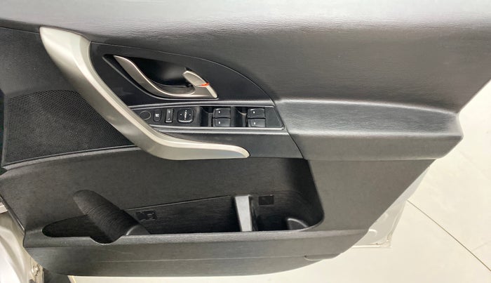 2019 Mahindra XUV500 W7 FWD, Diesel, Manual, 31,563 km, Driver Side Door Panels Control