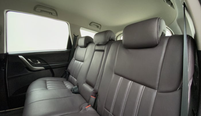 2019 Mahindra XUV500 W7 FWD, Diesel, Manual, 31,563 km, Right Side Rear Door Cabin