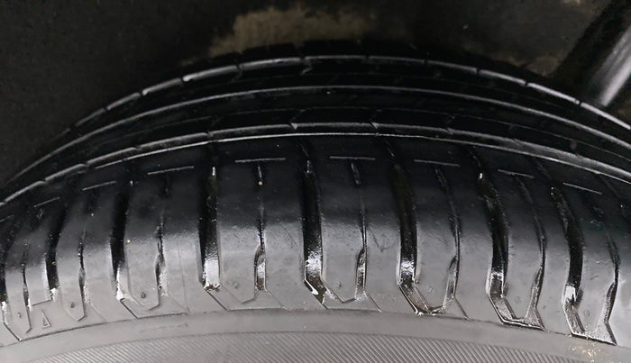 2016 Maruti Vitara Brezza ZDI PLUS DUAL TONE, Diesel, Manual, 71,935 km, Left Rear Tyre Tread