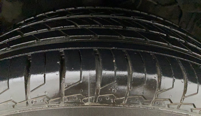 2016 Maruti Vitara Brezza ZDI PLUS DUAL TONE, Diesel, Manual, 37,891 km, Right Front Tyre Tread