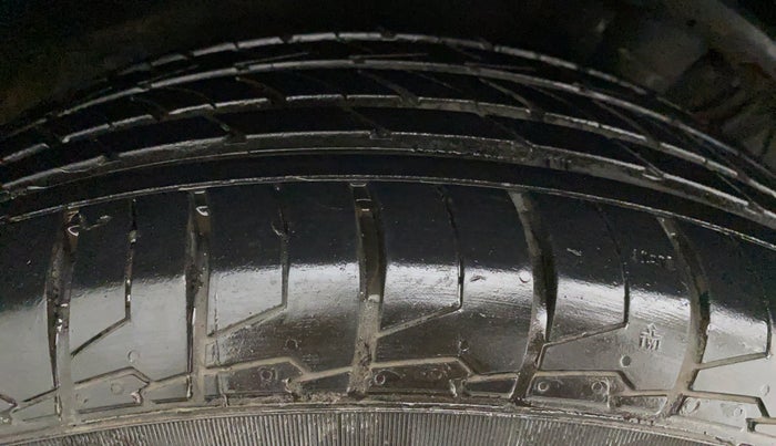 2016 Maruti Vitara Brezza ZDI PLUS DUAL TONE, Diesel, Manual, 37,891 km, Right Rear Tyre Tread