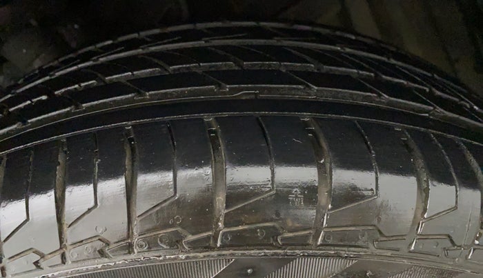 2016 Maruti Vitara Brezza ZDI PLUS DUAL TONE, Diesel, Manual, 37,891 km, Left Front Tyre Tread