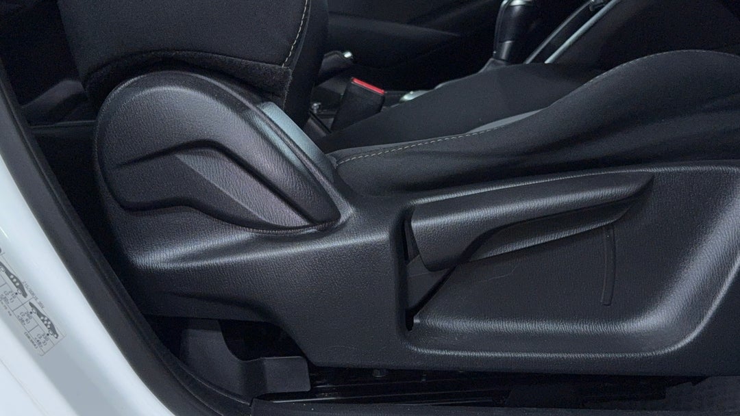 2017 Mazda CX-3 Maxx (FWD), Automatic, 72225 km, Drivers Side Adjustment Panel