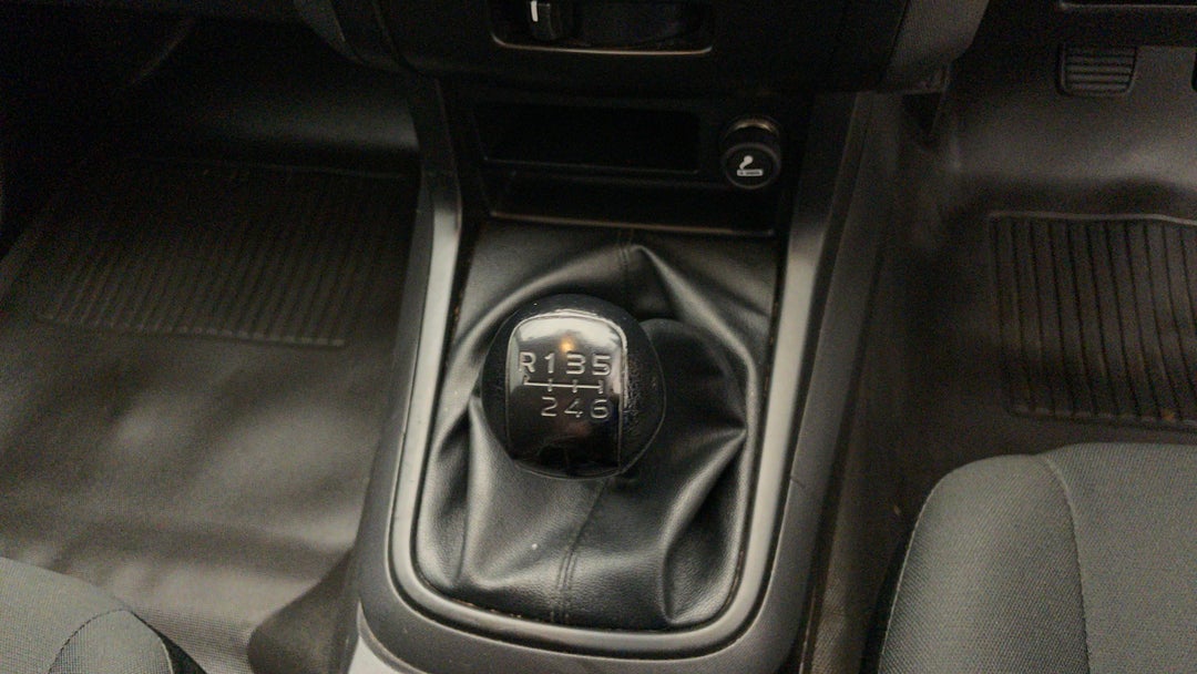 2018 Isuzu D-MAX Sx (4x2), Manual, 159735 km, Gear Lever 