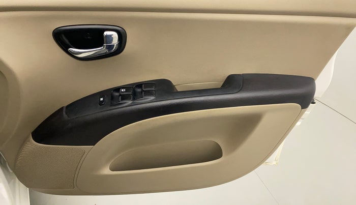 2014 Hyundai i10 SPORTZ 1.1, Petrol, Manual, 64,662 km, Driver Side Door Panels Control