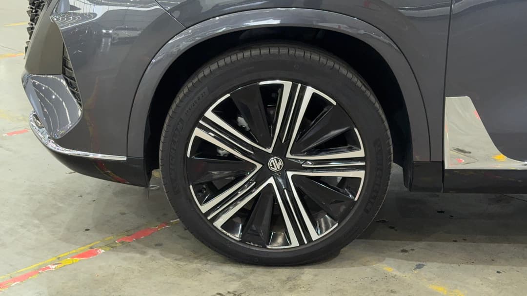 2025 MG MG Qs Essence AWD, Automatic, 12213 km, Left Front Wheel